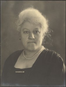 [Retrato de uma mulher com pérolas e um alfinete de lapela] de Louis Fleckenstein