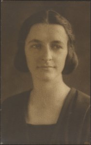 Retrato de uma mulher com casaco às riscas