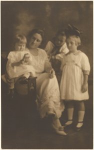 [Retrato de uma mulher com três crianças] de Louis Fleckenstein