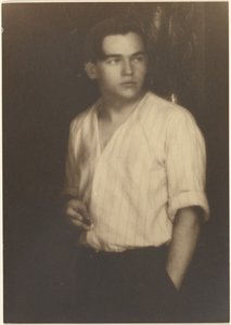 [Retrato de um jovem de camisa às riscas com um cigarro] de Louis Fleckenstein
