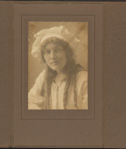 [Retrato de uma jovem mulher com um fato de marinheiro] de Louis Fleckenstein
