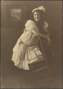 [Retrato de uma jovem mulher com uma cadeira] de Louis Fleckenstein