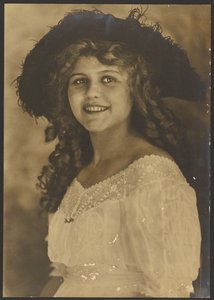 [Retrato de uma jovem mulher com caracóis em saca-rolhas] de Louis Fleckenstein