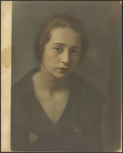 [Retrato de uma mulher jovem com os braços cruzados] de Louis Fleckenstein