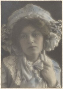 [Retrato de uma jovem mulher com um chapéu elegante] de Louis Fleckenstein