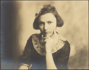[Retrato de uma jovem mulher com colarinho de renda] de Louis Fleckenstein
