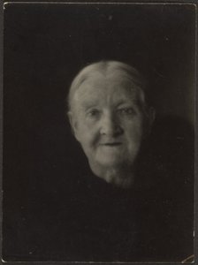 Retrato de uma mulher idosa num ambiente escuro de Louis Fleckenstein