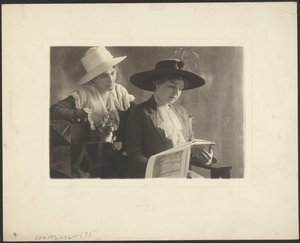 [Retrato de duas mulheres com livro]. de Louis Fleckenstein