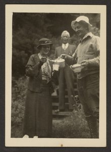 [Pouring Tea Outside] de Louis Fleckenstein