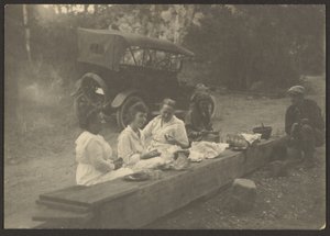 [Cena de piquenique à beira da estrada]