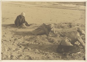 [Três meninas a fazer castelos de areia no inverno] de Louis Fleckenstein