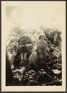 [Três mulheres nas rochas] de Louis Fleckenstein