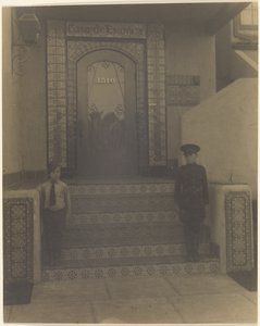 [Dois rapazes em frente ao estúdio de Fleckenstein em Long Beach, CA]. de Louis Fleckenstein