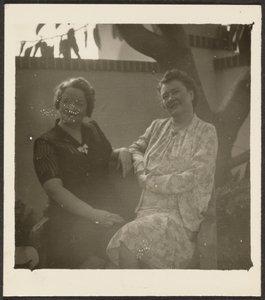 [Duas mulheres no jardim]. de Louis Fleckenstein