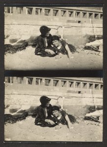 [Duas mulheres na praia, re-fotografadas]. de Louis Fleckenstein