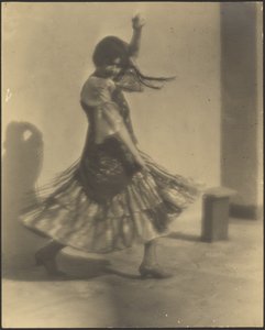 [Mulher a dançar com um traje espanhol] de Louis Fleckenstein