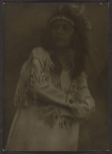 [Mulher vestida de nativo americano] de Louis Fleckenstein