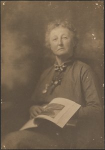 [Revista Woman Holding]. de Louis Fleckenstein