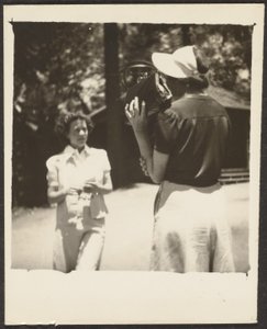 [Mulher segurando bolsa pelo rosto]. de Louis Fleckenstein