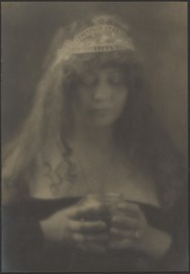 [Mulher segurando vaso]. de Louis Fleckenstein