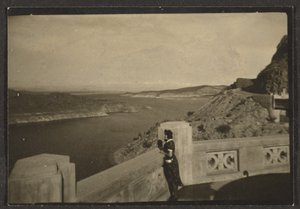 [Mulher com vista para a praia]. de Louis Fleckenstein