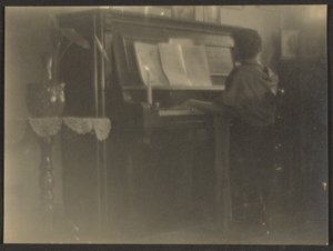 [Mulher tocando piano]. de Louis Fleckenstein