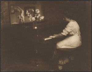 [Mulher a tocar piano] de Louis Fleckenstein