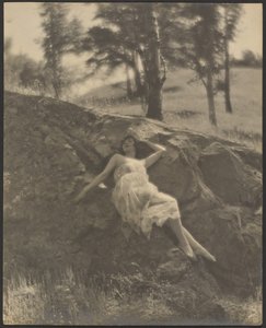 [Mulher reclinada sobre rocha]. de Louis Fleckenstein