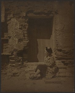 [Mulher sentada em frente a um edifício em ruínas] de Louis Fleckenstein