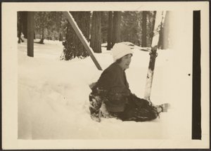 [Mulher sentada na neve]. de Louis Fleckenstein