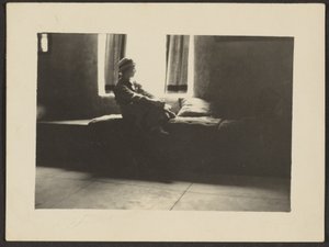 [Mulher sentada à janela]. de Louis Fleckenstein