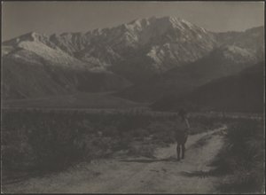 [Mulher a caminhar no caminho em direção às montanhas]. de Louis Fleckenstein