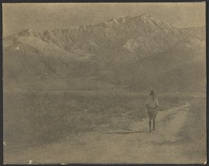 [Mulher a caminhar no caminho em direção às montanhas]. de Louis Fleckenstein