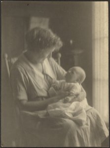[Mulher e criança em cadeira de baloiço]. de Louis Fleckenstein