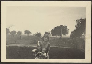 [Mulher e crianças]. de Louis Fleckenstein