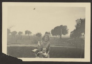[Mulher e crianças]. de Louis Fleckenstein