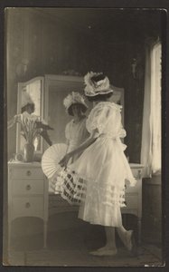 [Mulher ao espelho com leque]. de Louis Fleckenstein