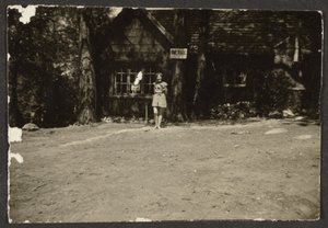 [Mulher antes da cabina]. de Louis Fleckenstein