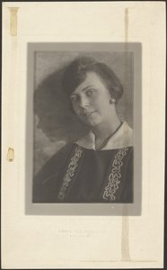 [Mulher com vestido com tubagem quadriculada]. de Louis Fleckenstein