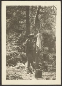 [Mulher com baldes no bosque]. de Louis Fleckenstein