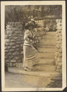 [Mulher com câmara nos degraus]. de Louis Fleckenstein