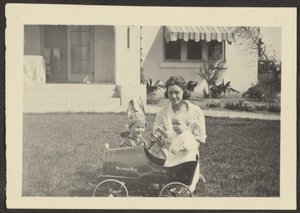 [Mulher com crianças num carro de brincar]. de Louis Fleckenstein