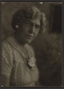 [Mulher com flor branca e pérolas]. de Louis Fleckenstein