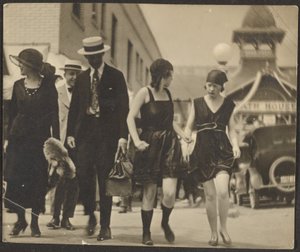 [Mulheres com fatos na rua]. de Louis Fleckenstein