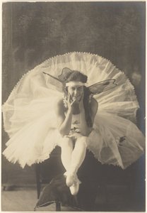 [Jovem bailarina com asas de fada]. de Louis Fleckenstein