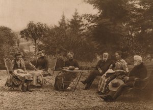 Um grupo de homens e mulheres sentou-se conversando à mesa, 1937