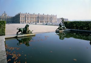 A Fachada Oeste ou Jardim vista do Parterre d&39;Eau, projetada por Le Vau e modificada por Mansart, 1660-87