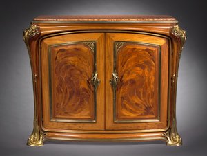 Gabinete, c.1910 (marchetaria de madeira com suportes de metal)