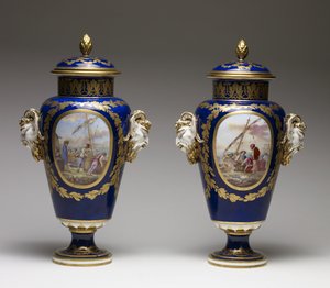 Par de vasos (porcelana de pasta mole com tinta e dourado)