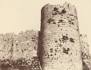 Kalaat-El-Hosn, Deuxième Enciente, Extérieur, Tour d